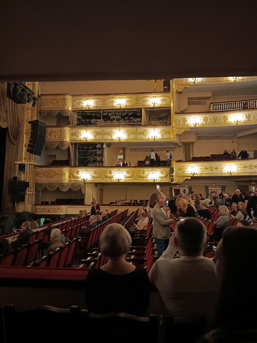 Зрители потихоньку собираются