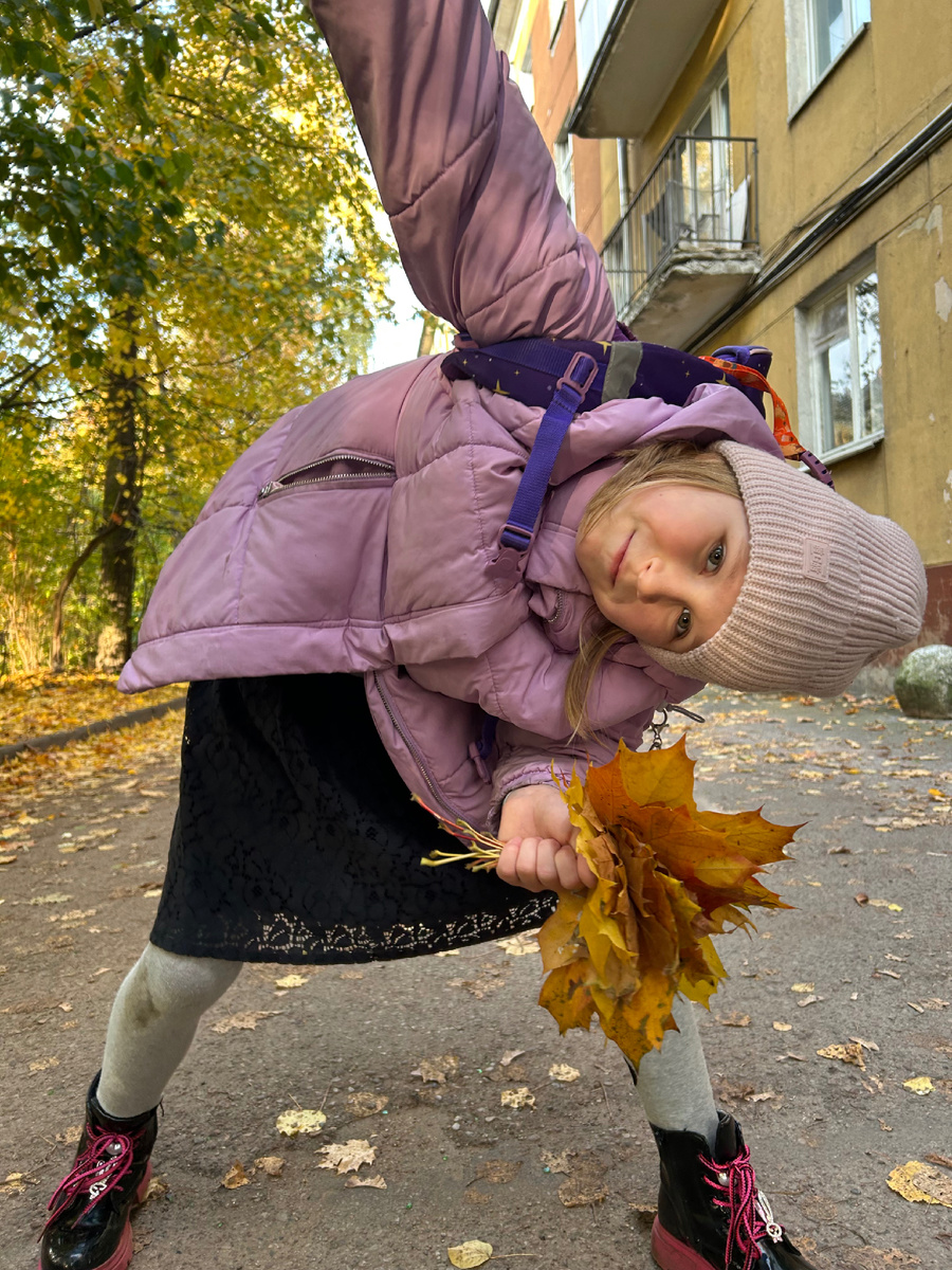 Собрать по пути из школы все листочки, цветочки. Какие могут быть уроки когда еще хочется играть)) 