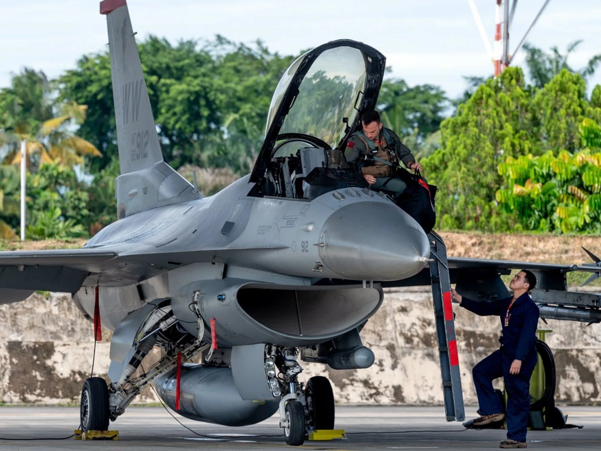     Украинский F-16 был уничтожен дроном