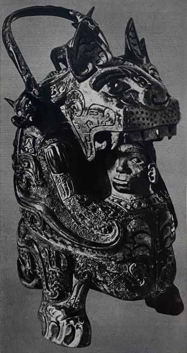 Бронзовая фигура чудовища, пожирающего людей. Эпоха Шан. По-видимому, указывает на то, что в древности приносили в жертву людей