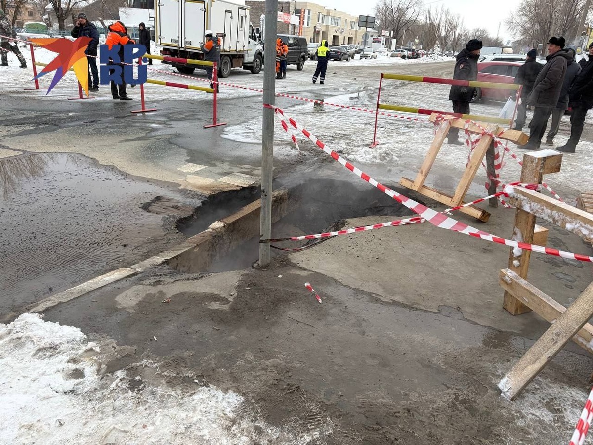 Мужчина и ребенок ушли под землю за считанные минуты. Фото: Николай Сальников