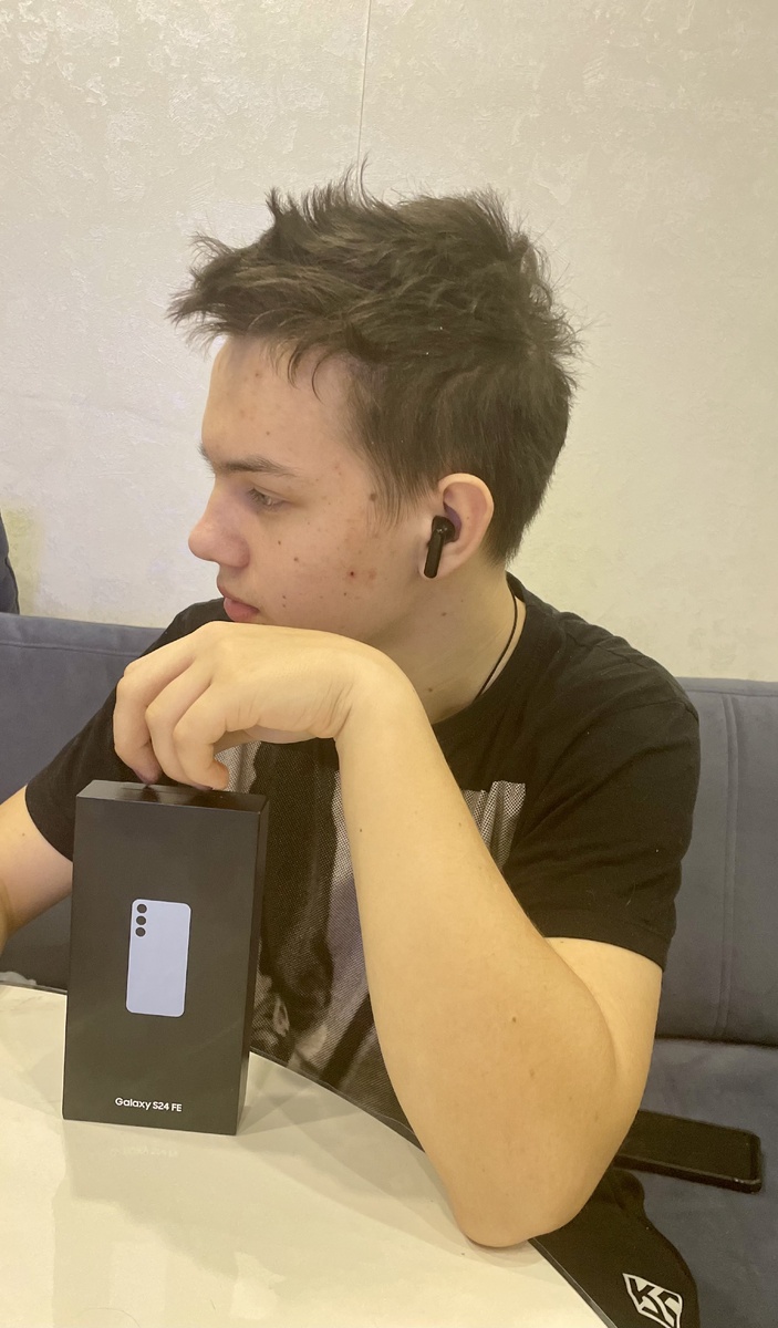 Сын с подарком 