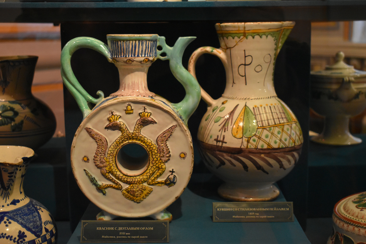 Гжельская майолика XVIII века. Экспозиция Егорьевского музея. Фото автора