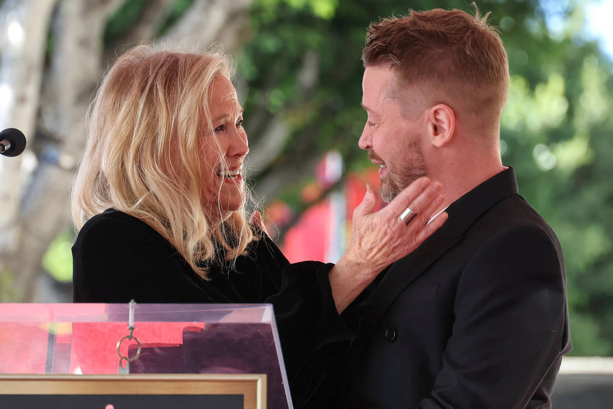 Кэтрин О'Хара и Маколей Калкин на церемонии открытия именной звезды Калкина на Алеее славы в Голливуде, 2023 год.