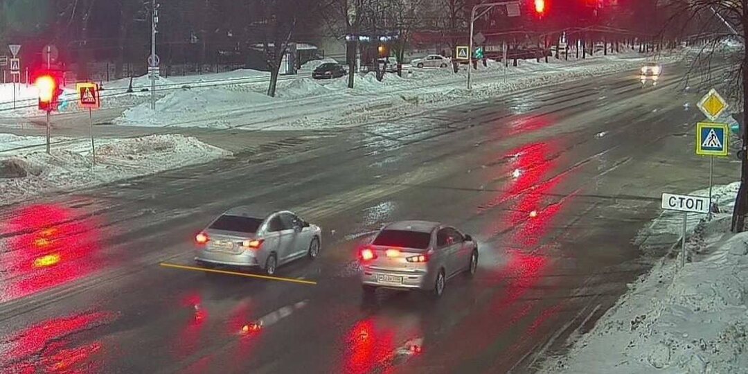 Заехал за стоп-линию на зелёный, но не успел проехать: как избежать штрафа? Можно ли сдать назад