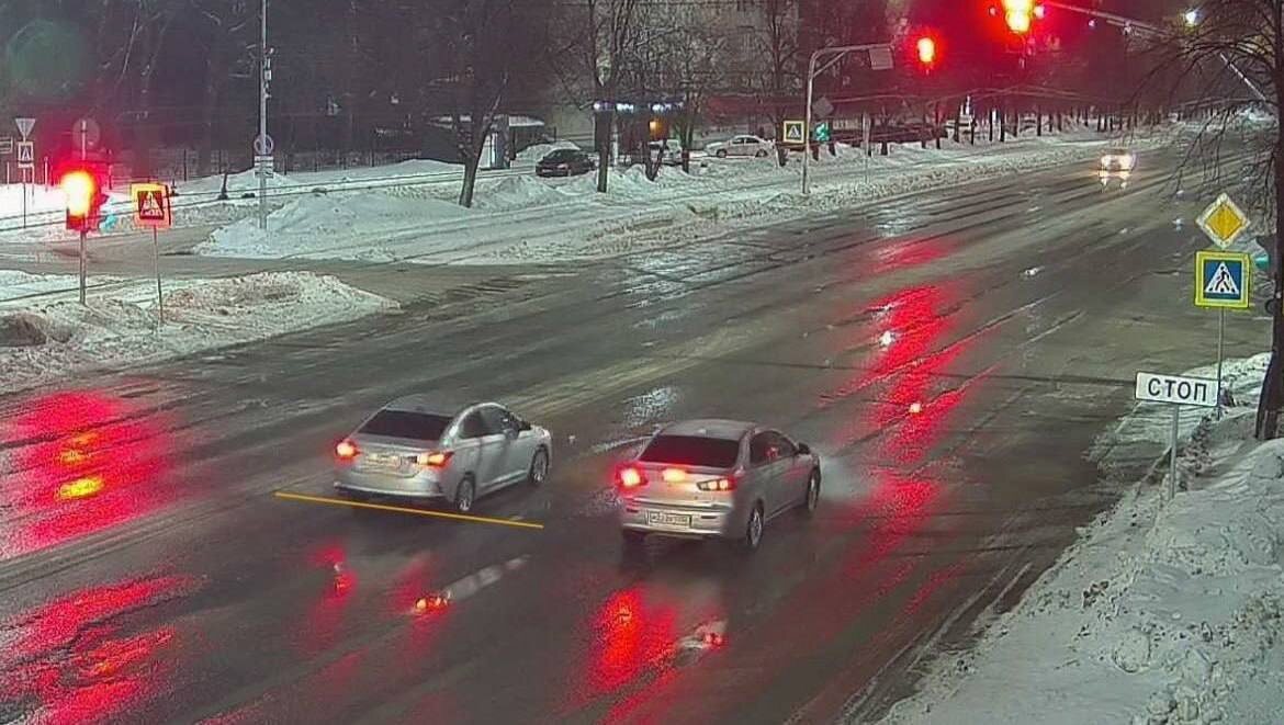 Заехал за стоп-линию на зелёный, но не успел проехать: как избежать штрафа? Можно ли сдать назад