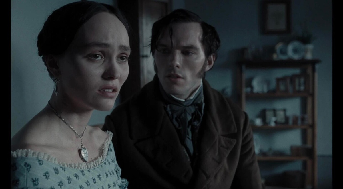 Кадр из фильма. Уже по кислой мине и закидонам невесты «с приветом» (Лили-Роуз Депп) парню (Николас Холт) следовало бы бежать, теряя тапки, а вместо этого он покорно подчиняется судьбе