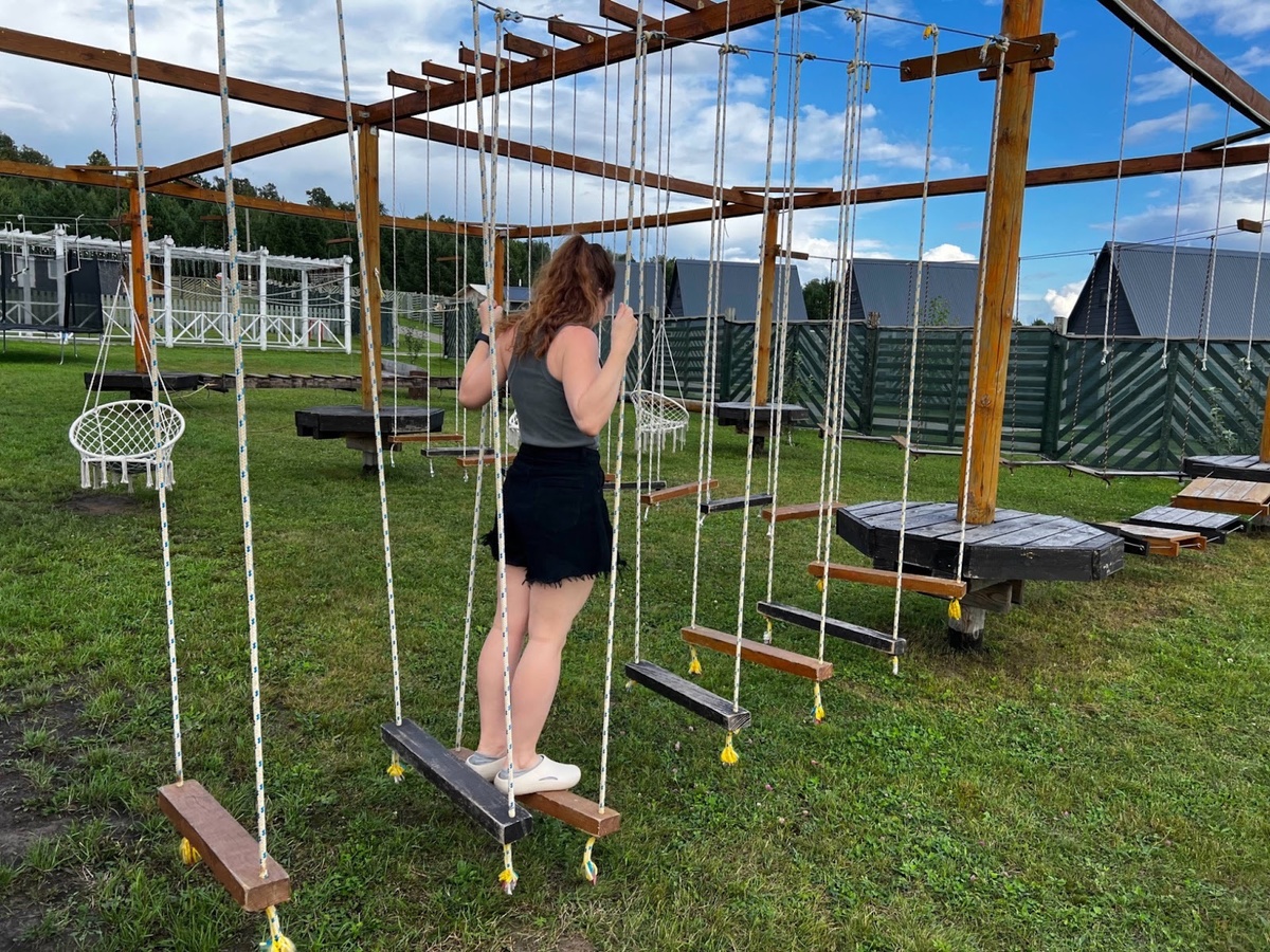 Давно мечтаю полазить вот в таком веревочном парке. Пока получилось только по низу)