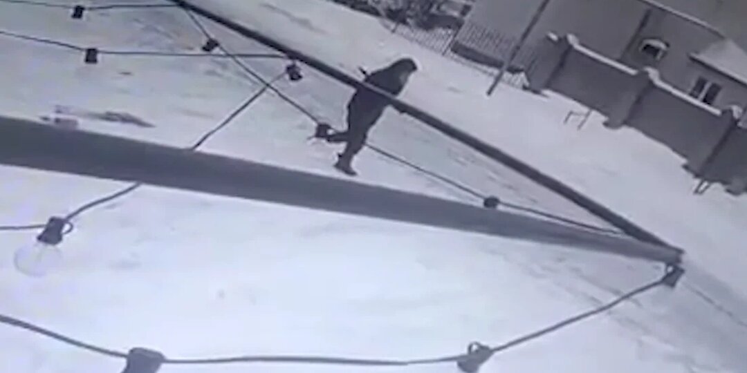 В Азовском районе мужчина повредил авто оппонента из пневматики