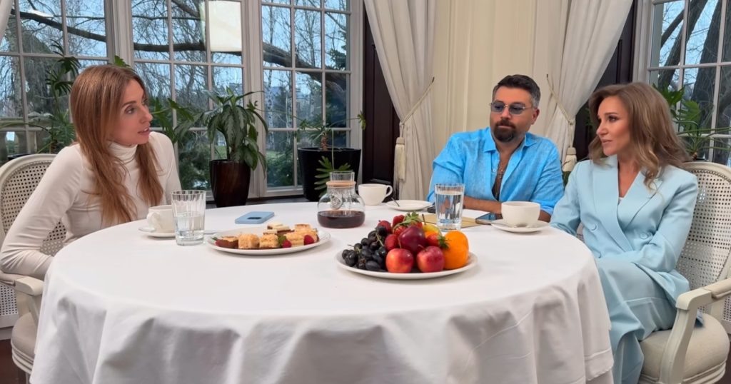 Юлия Ковальчук и Алексей Чумаков на шоу Светланы Бондарчук. Скриншот с ВК-видео шоу «Света вокруг света»📷    Я прощаю нелепышей: муж волжанки Юлии Ковальчук Алексей Чумаков опроверг слухи о болезни детей
