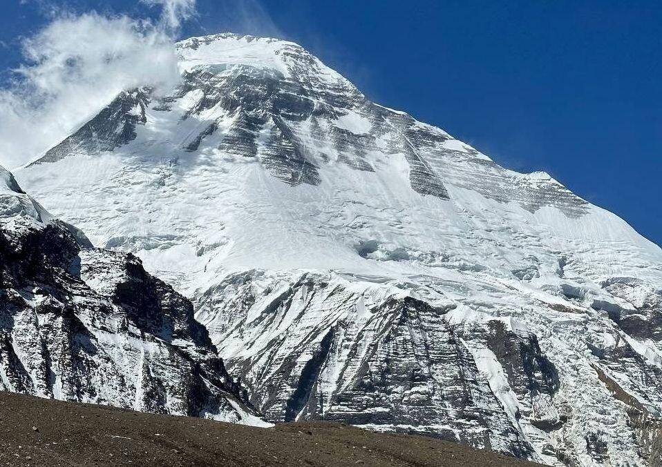 Дхаулагири, Северная стена и слева Северо-Восточный гребень в профиль