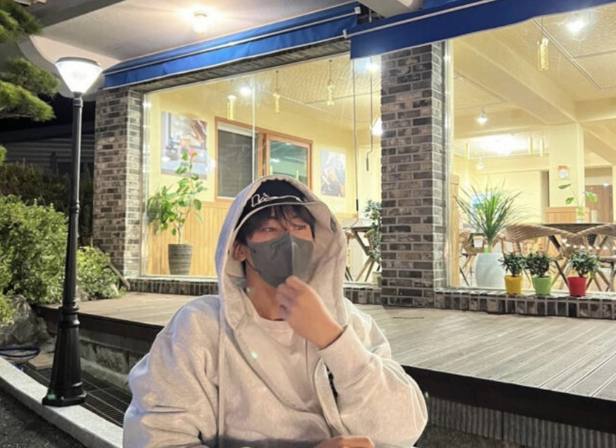 Актер Ча Ы Ну на фоне упоминаемого семейного ресторана.