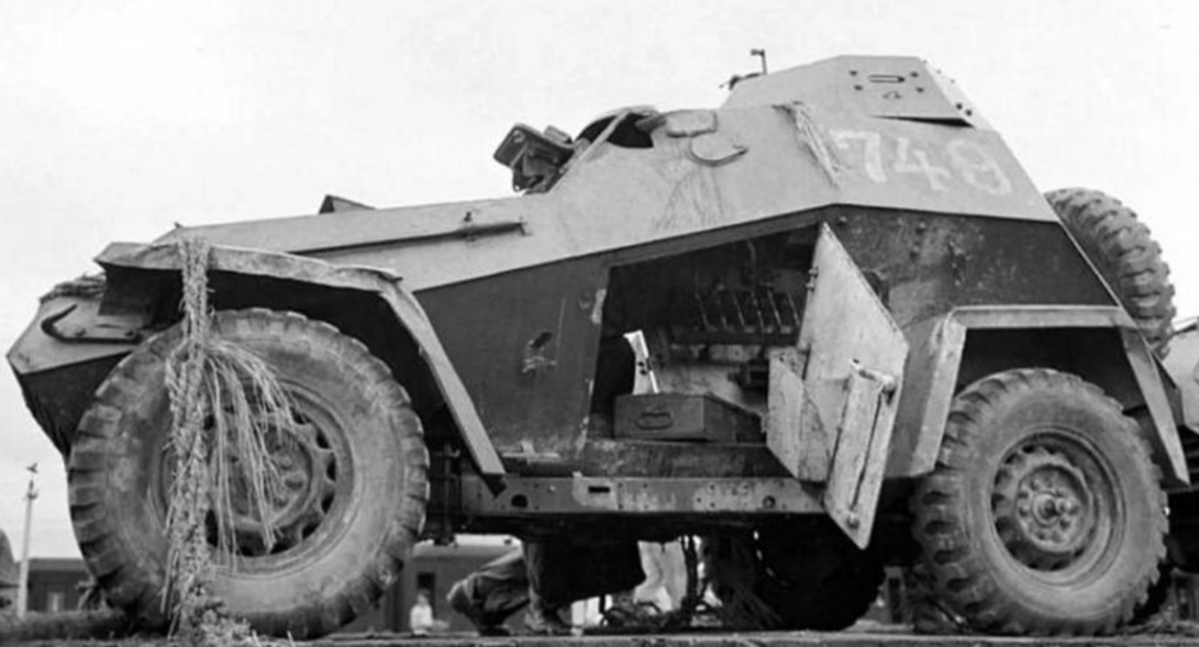 Водитель и командир попадали в БА-64 через люки в нижней броне. Покинуть машину могли через башню. Источник: https://topwar.ru/148452-rasskazy-ob-oruzhii-broneavtomobil-ba-64.html