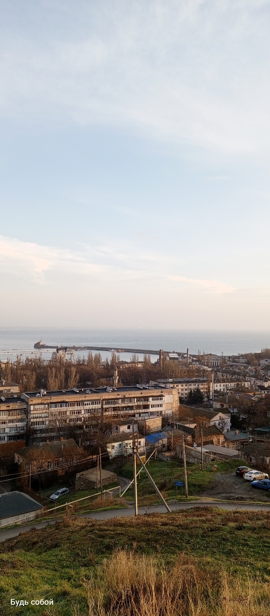 Вид со смотровой площадки на Феодосию