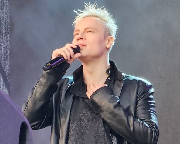 SHAMAN проживает на сцене целую жизнь за время сольного концерта.