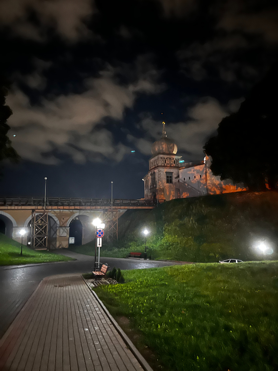 Ночная дорога к старому замку в Гродно