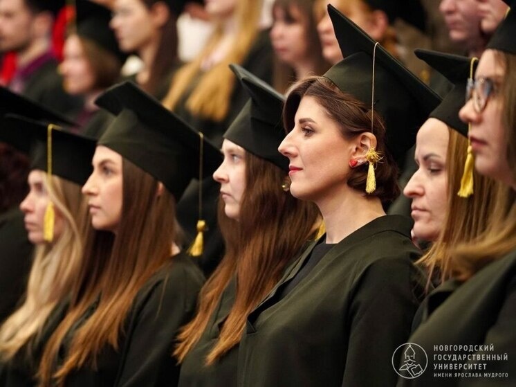     В этом году дипломы получили 128 человек, и ровно половина из них — 64 выпускника — окончили университет с отличием. Фото: пресс-служба НовГУ