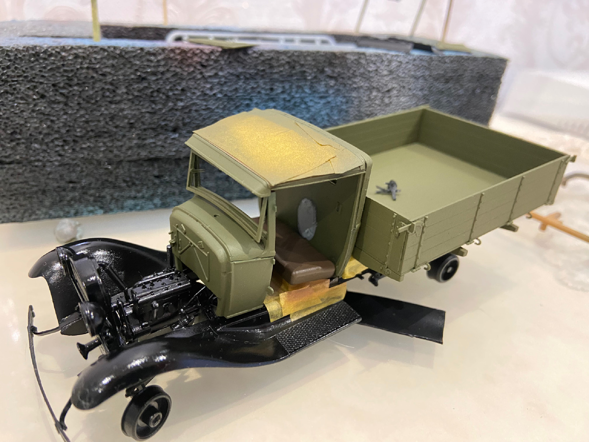 В процессе окраски стендовой модели советского малотоннажного грузовика ГАЗ-АА. Масштаб 1/35. Производитель "МиниАРТ". Фото из личного архива автора, © 2026 год