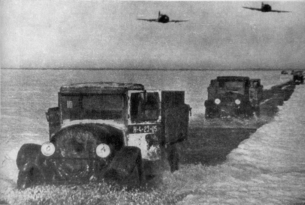 Колонна советских автомобилей на "Дороге жизни" для спасения блокадного Ленинграда. Архивное фото.