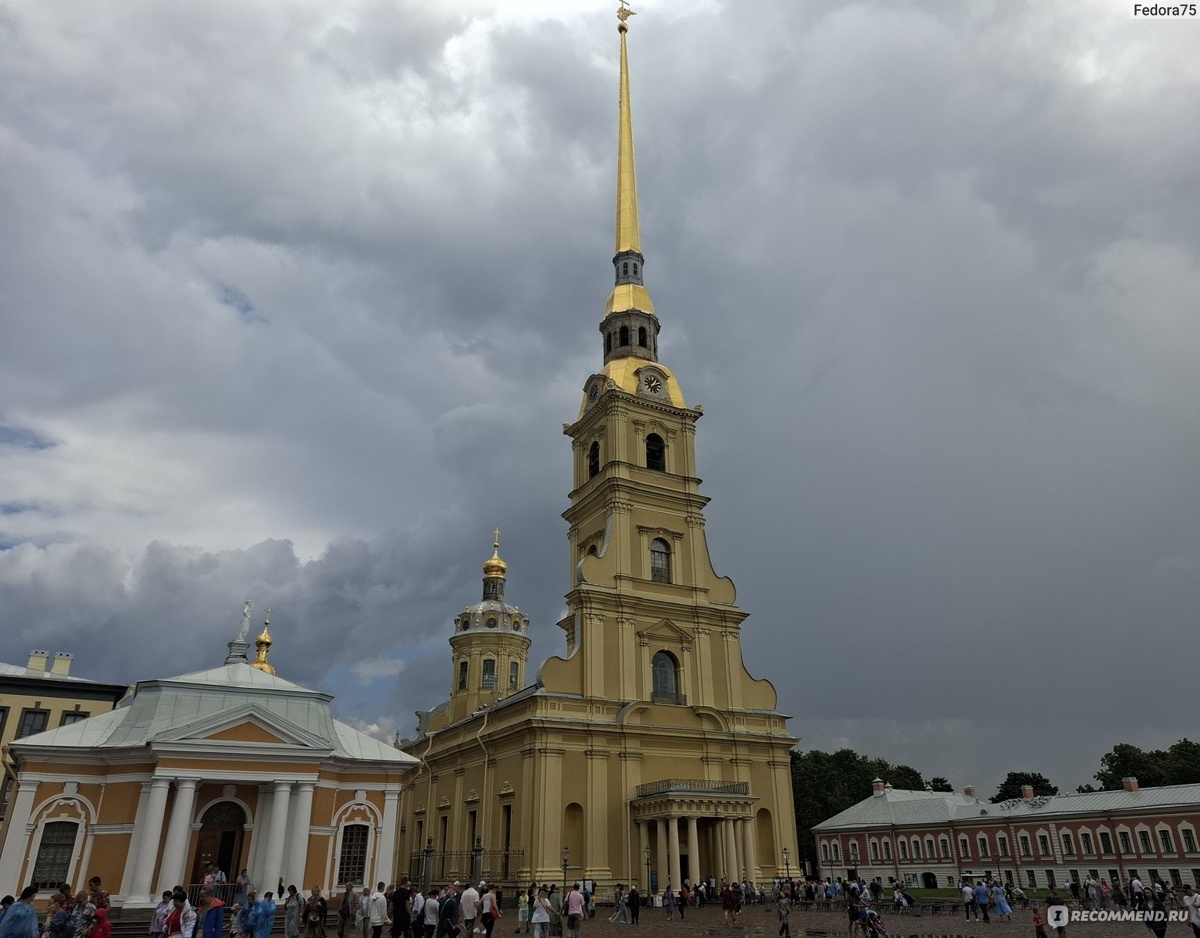 Петропавловская крепость (официальное название — Санкт-Петербургская, в 1914–1917 годах — Петроградская крепость) — старейший памятник архитектуры Санкт-Петербурга, крепость I класса (согласно классификации крепостей Российской империи). Фото доступное в интернет ресурсах.