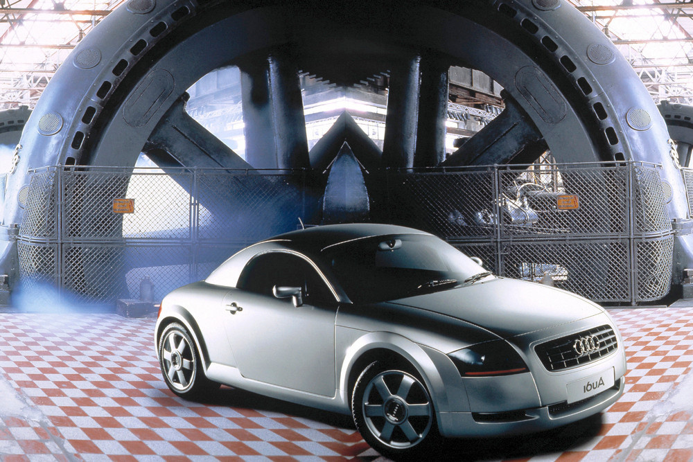    Что особенно восхищает — шоу-кар превратили в серийный автомобиль практически без изменений, не делая его более скучным.Audi