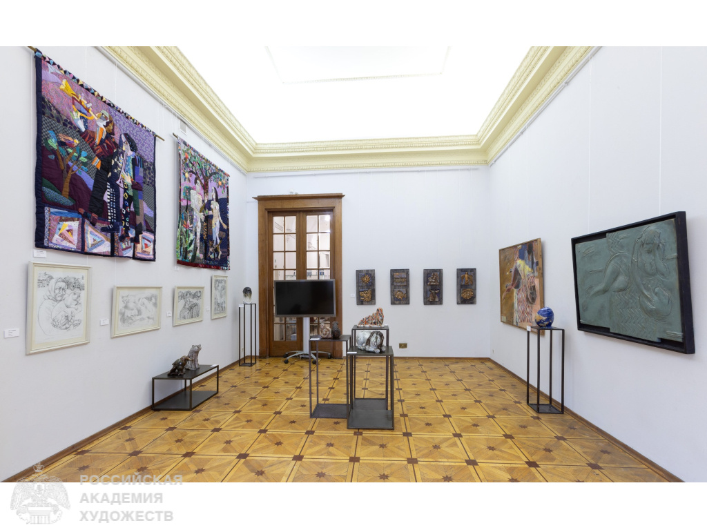 Фрагмент экспозиции «Где сходятся параллели…» Сергея Манцерева и Ольги Трушниковой в РАХ (Москва,Пречистенка, 21). Фото: Виктор Берёзкин, пресс-служба РАХ. 2026.