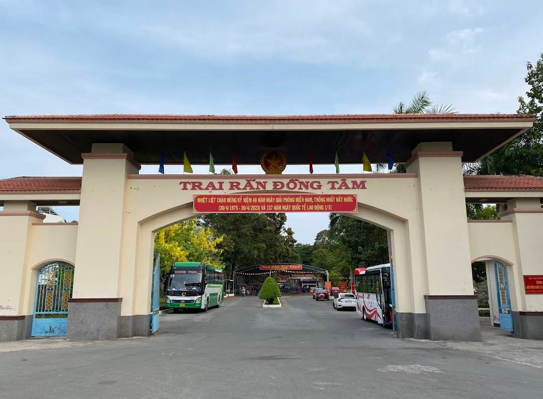 Транспарант напоминает о государственном празднике. Дне победы. 30 апреля 1975 года был освобождён Сайгон и закончилась война.