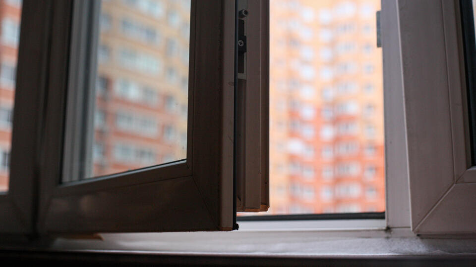     Подросток выжил, выпав из окна 16-го этажа в Подмосковье ИЗВЕСТИЯ/Юлия Майорова