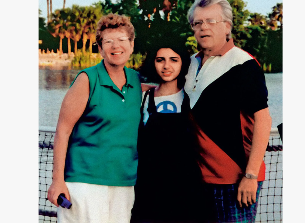 Марго в детстве с родителями 