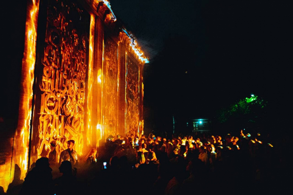 Источник: https://daily.afisha.ru/news/52881-ogon-vyydi-von-pokras-lampas-predstavil-novuyu-rabotu-obereg-derevyannogo-kulturnogo-naslediya/