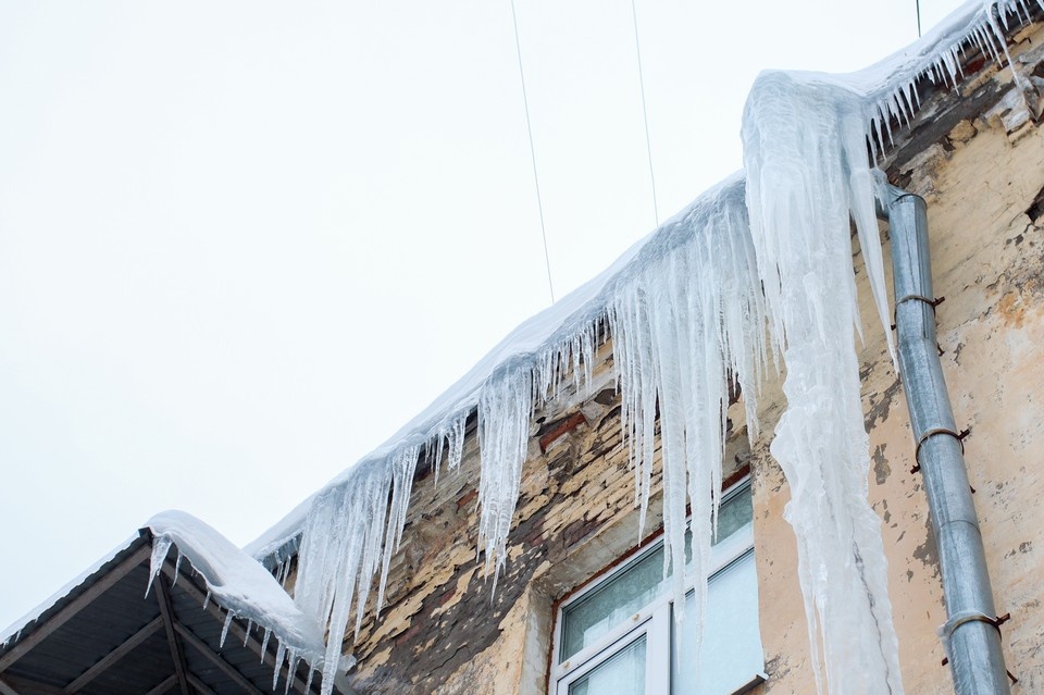    Рухнувшая с крыши многоэтажки наледь упала на пенсионерку, женщине понадобилась медпомощь. Сергей ШАХИДЖАНЯН