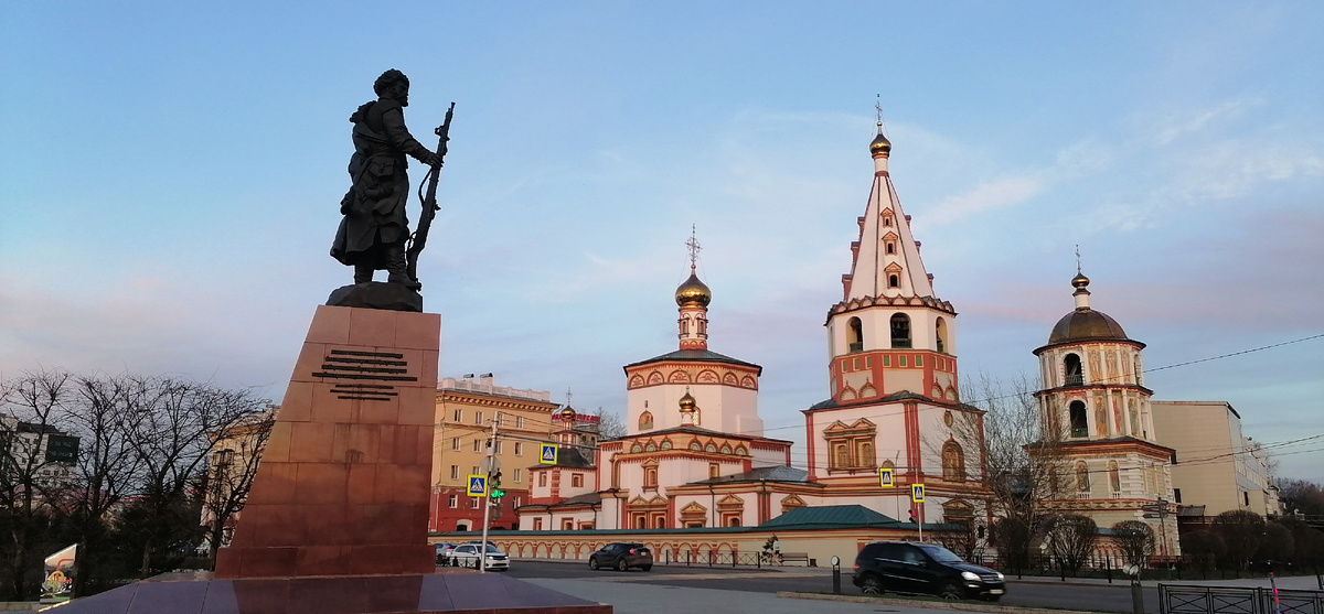 Памятник основателю Иркутска на фоне Собора Богоявления (Фото: AWolko (Bearna Team))