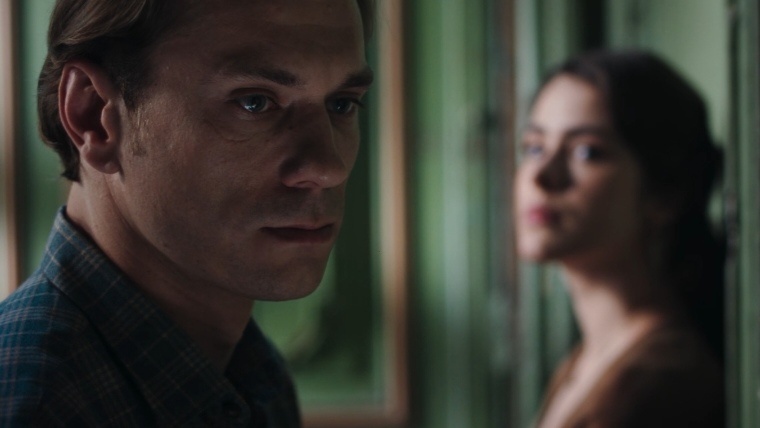 Платонов и Настя - скриншот кадра фильма "Авиатор" (А. Горбатов, Д. Кухарских)