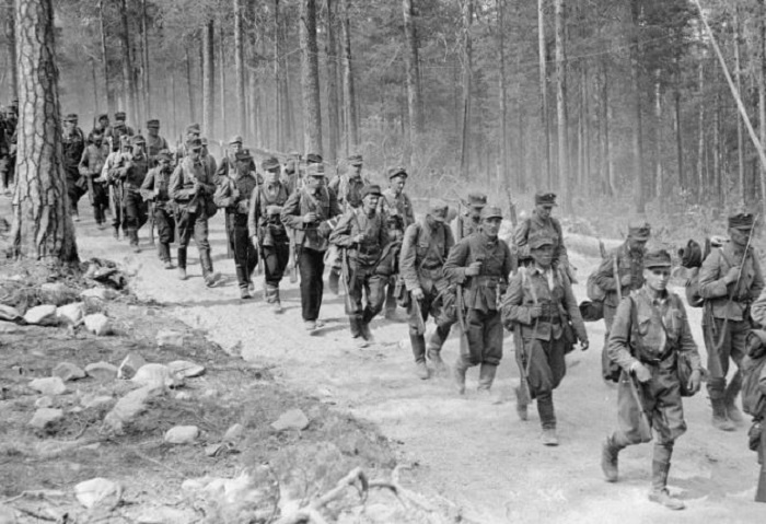 Колонна финской пехоты выдвигается на позиции вокруг Ленинграда. 