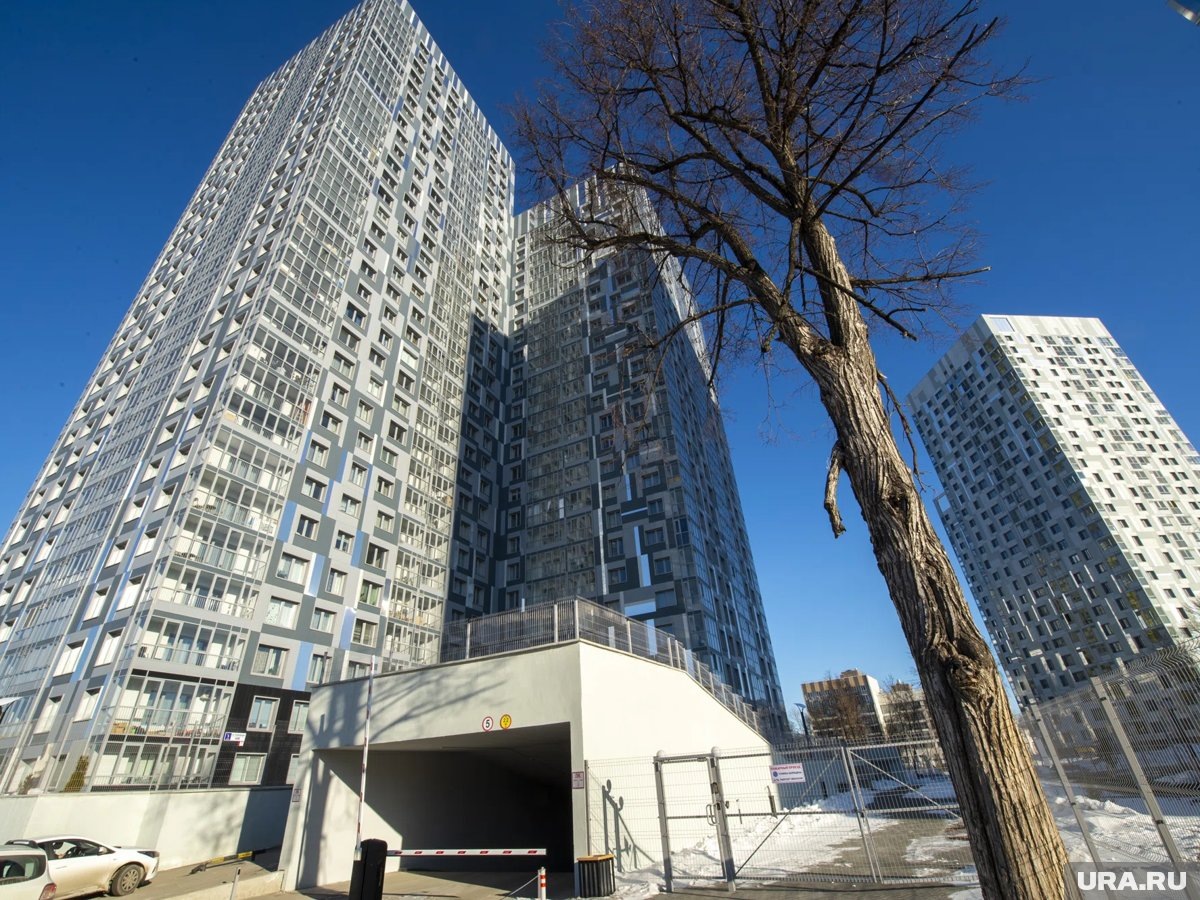     В Домодедово юноша выпал из окна и выжил