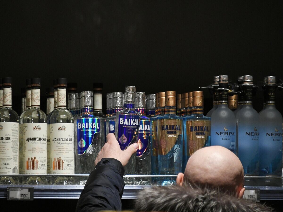    Мужчина выбирает алкогольную продукцию в супермаркете | © РИА Новости / Максим Блинов