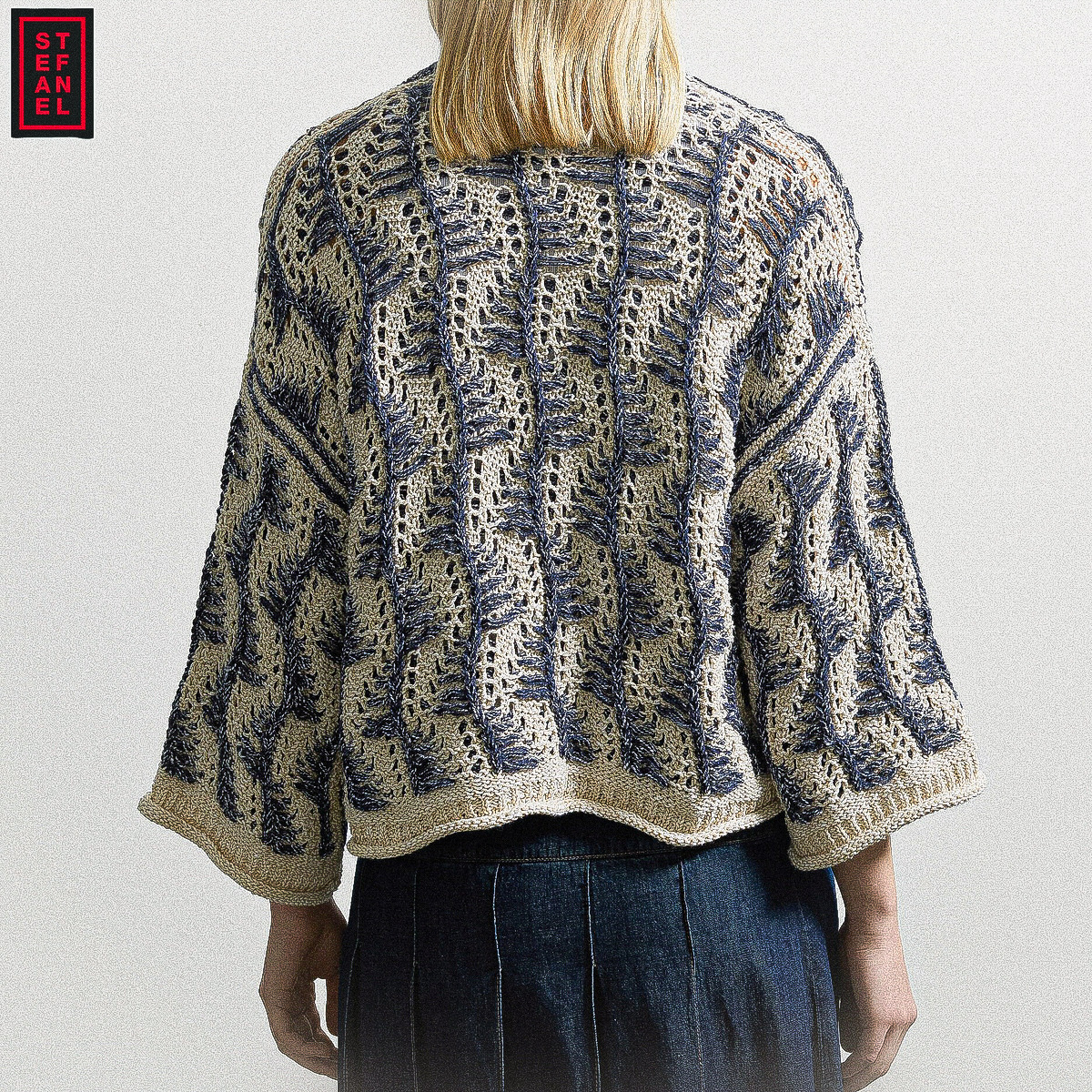 Прошлым летом я разбирала вот такой двухцветный узор, очень интересный процесс и очень интересный результат. Схема доступна в разделе Премиум и на Бусти