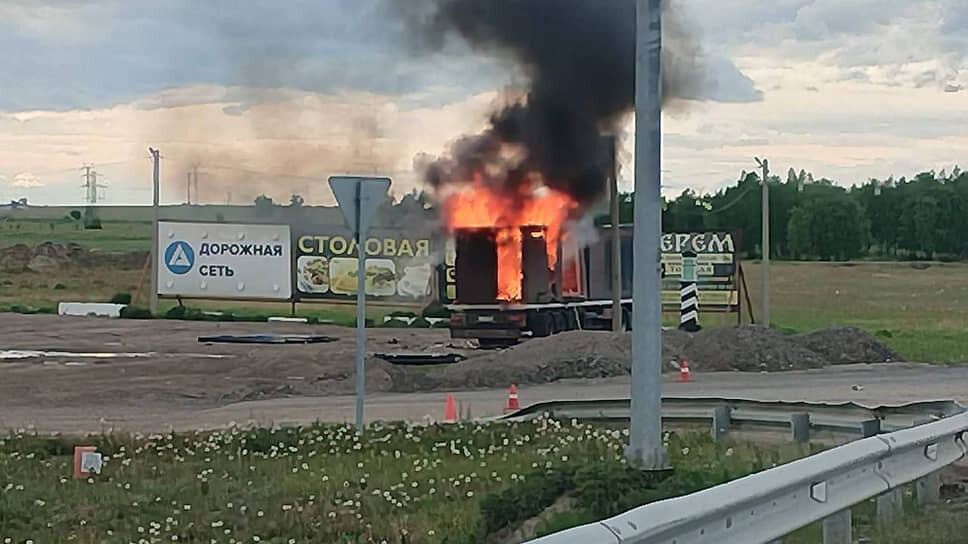 Фура, из которой осуществлялась атака дронов в Усольском районе Иркутской области.📷Фото: Официальный канал губернатора Иркутской области Игоря Кобзева