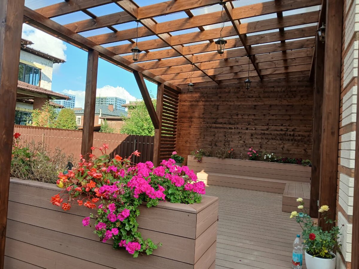 Как светло и уютно под таким навесом!