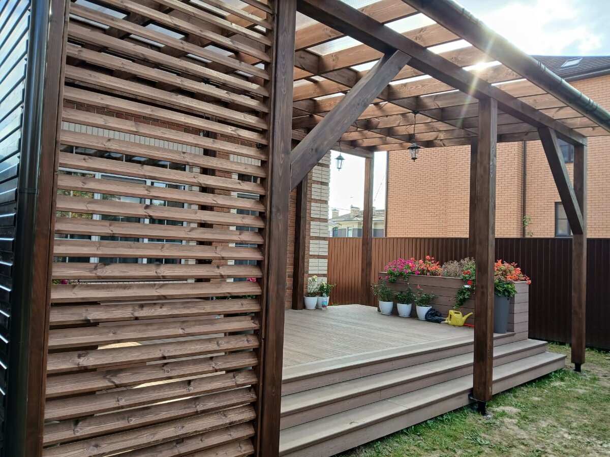 Решетка под наклоном - создает уют и защищает от дождя.