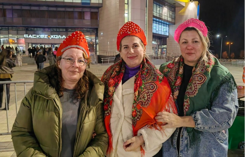 Поклонники основательно подготовились к концерту Надежды Кадышевой и даже надели кокошники...