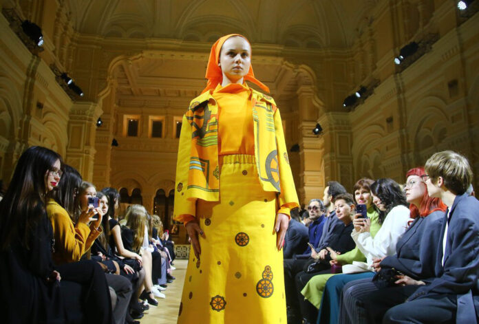    Модные дефиле в рамках «Атомной недели моды», где физика и стиль сливаются в уникальные экспозиции.