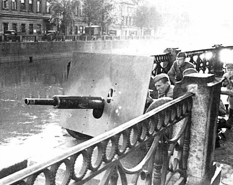 Противотанковая пушка "Ленинградка" .  Набережная реки Мойка. Учения. 