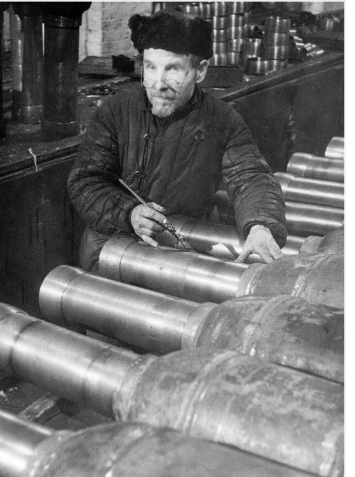 Ветеран завода «Большевик» Александр Александрович Смирнов, проработавший на заводе 40 лет, на производстве реактивных снарядов М-28. Декабрь 1942 - февраль 1943 гг.