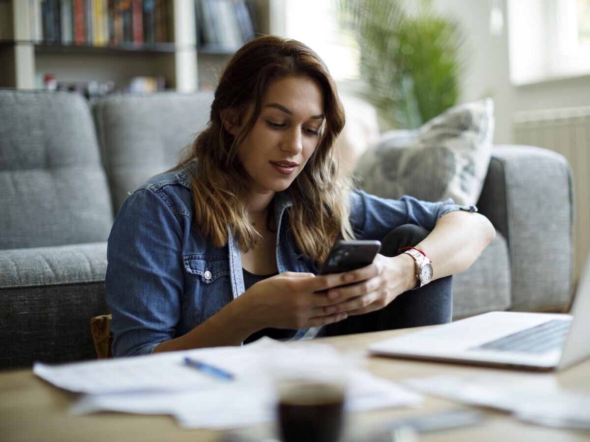    Смартфон в руке девушки | © iStock.com / damircudic