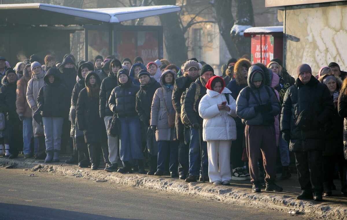    Люди в Киеве в ожидании автобуса / Источник: © Yuliia Ovsiannikova/Keystone Press Agency/Global Look Press