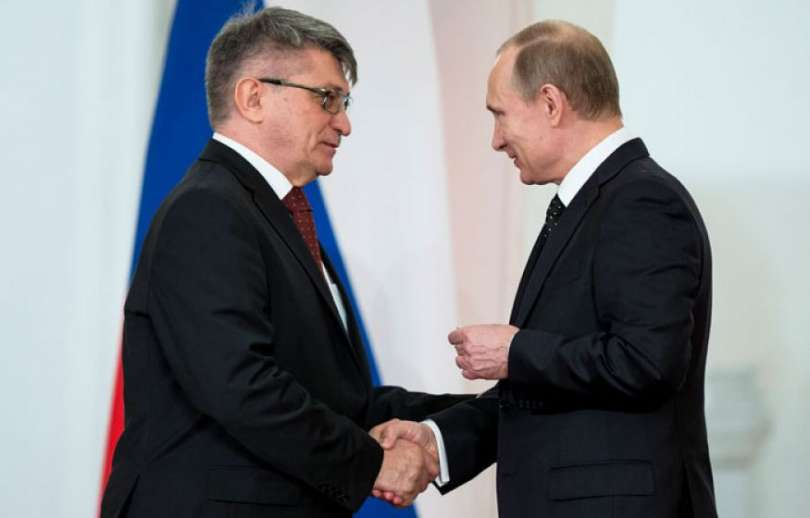 Уникальность либерального сообщества в том, что успех, почетание и признание строится на основе "способности выразить отлчиную от условного мейнстрима точку зрения". Содержание, смыслы и конструктив этой позиции не имеет значения. Главное - своё противопоставление власти! 