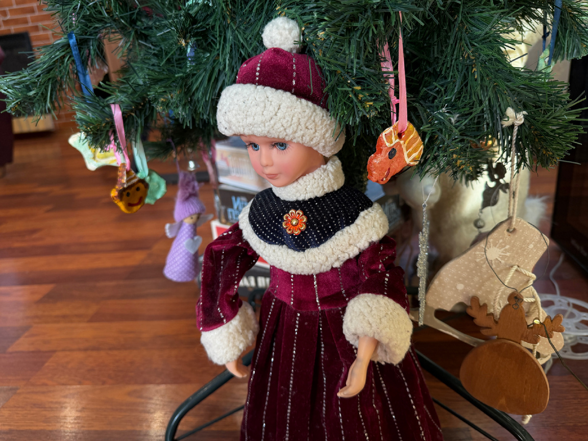 В этом году Артем поснимал все игрушки с той части елко до которой смог добраться и развешал их внизу :))