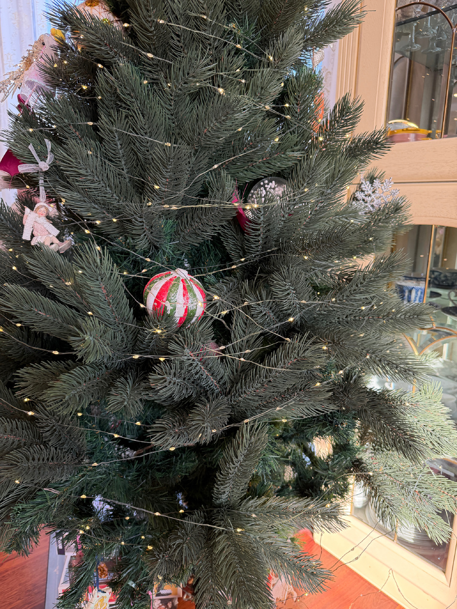 Так что наша елка в этот раз полуголая:)) Зато вечером светится красиво ) ЛИСТАЙТЕ --->