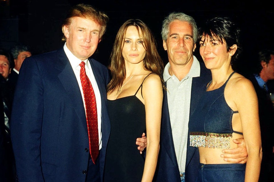    Американский застройщик и будущий президент Америки Дональд Трамп, его подруга (будущая жена), бывшая модель Мелания Кнаусс, финансист (и будущий осужденный за сексуальные преступления) Джеффри Эпштейн и британская светская львица Гислейн Максвелл. Фото: Davidoff Studios/Getty Images